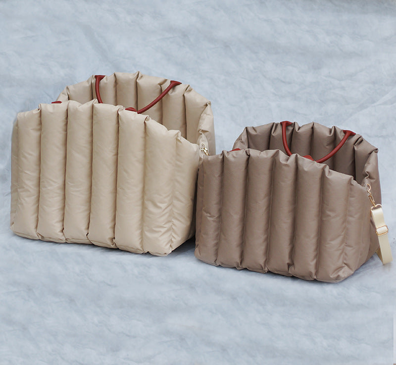 Pets Go Out With Handbags To Keep Warm And Portable